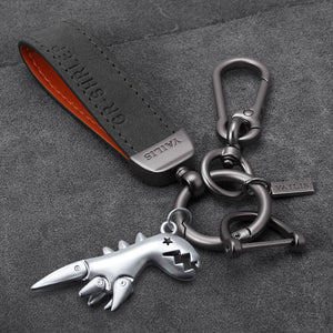 Daim noir + ceinture suspendue + dinosaure argenté